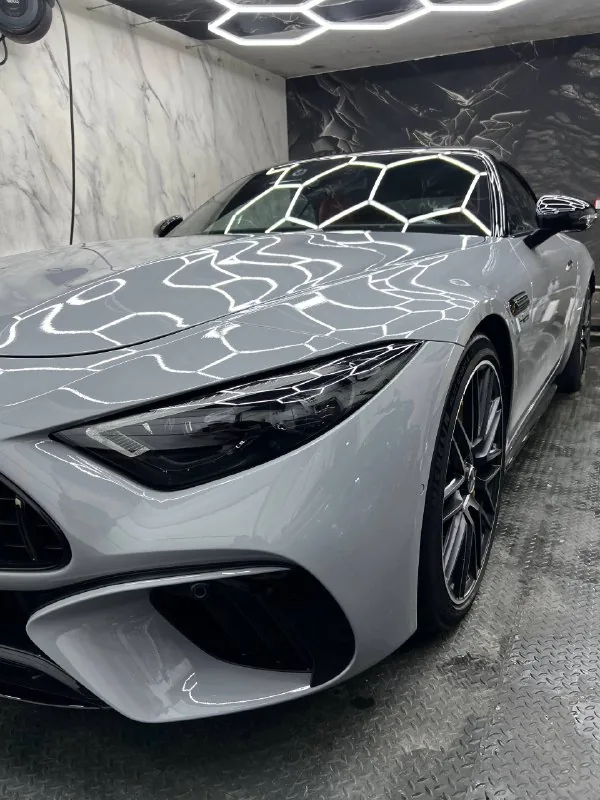 Mercedes-AMG в боксе студии после полировки и керамики