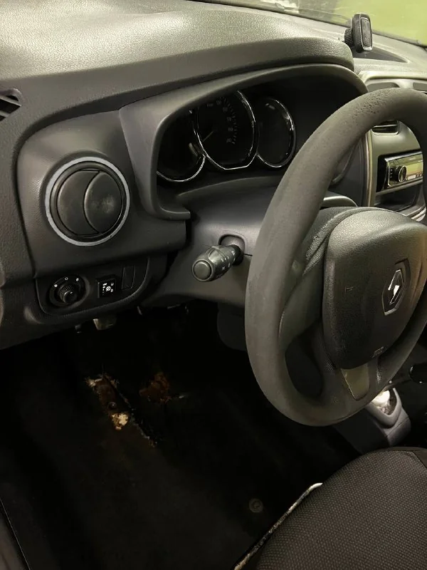 Передняя панель и руль Renault Logan после химчистки: чистый матовый пластик