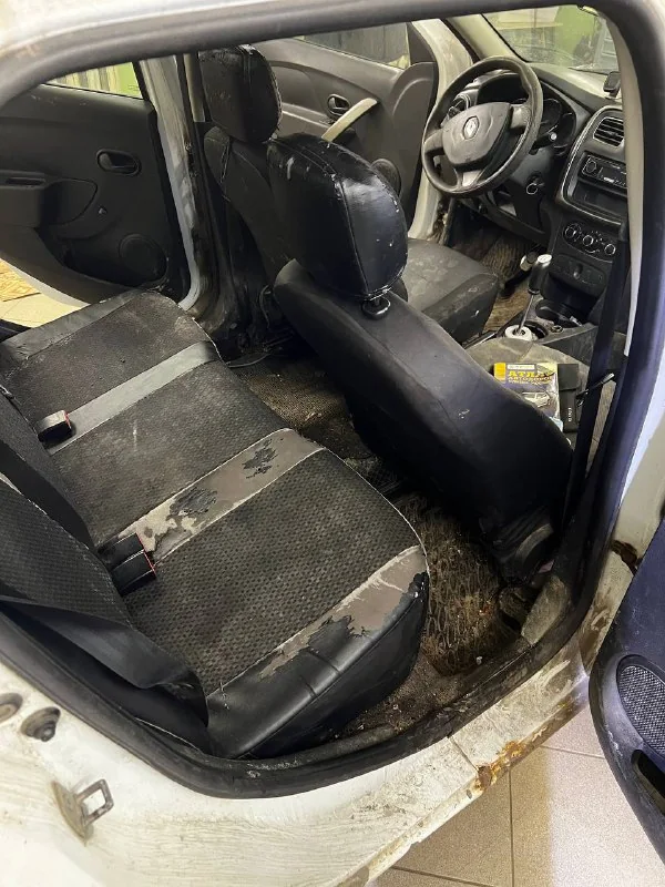 Задний диван и пол Renault Logan до химчистки: въевшаяся грязь на обивке и мусор на полу