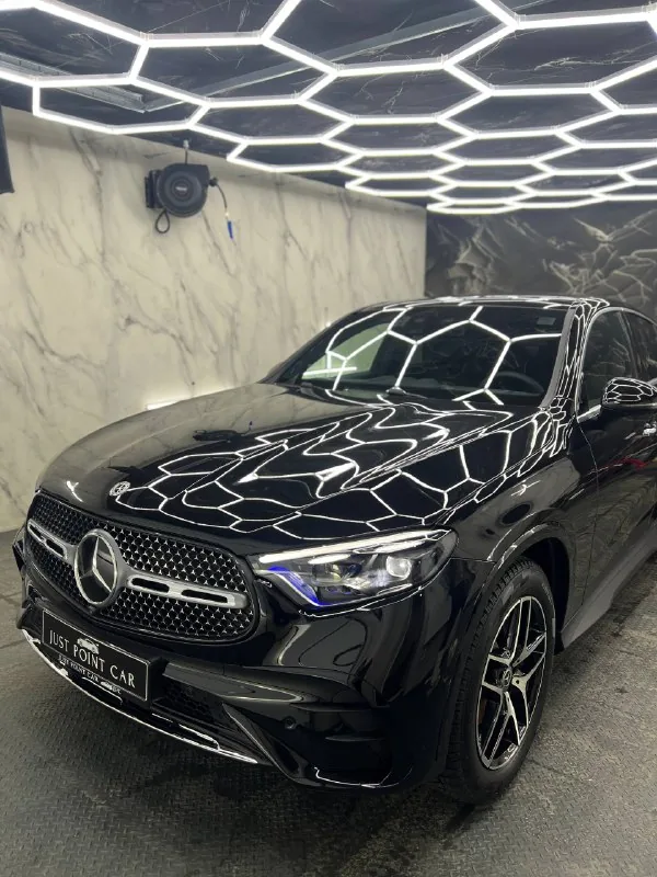 Чёрный Mercedes-Benz GLC 300 после полной оклейки кузова бронеплёнкой в боксе Just Point Car