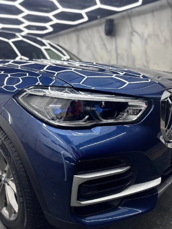 Синий BMW X5 после оклейки зон риска плёнкой Spectroll premium в боксе Just Point Car