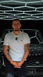 Мастер Just Point Car в боксе студии, кадр из видео канала