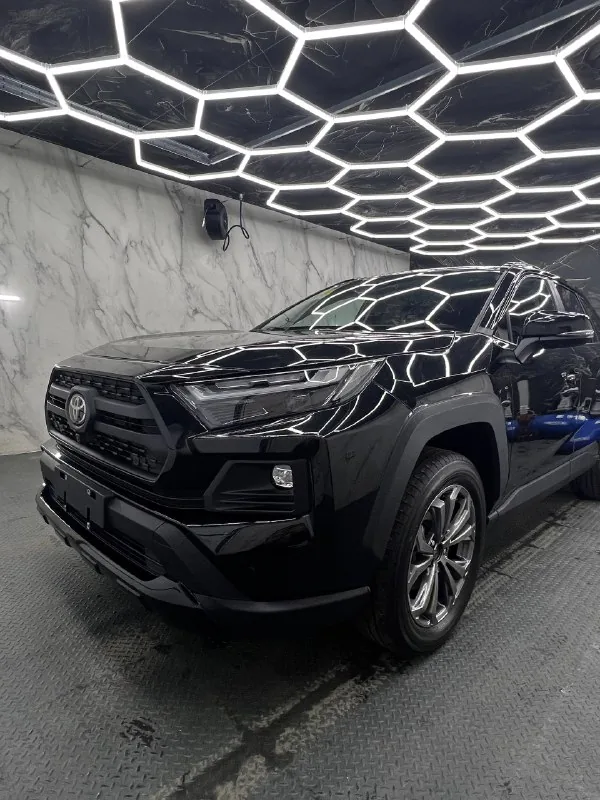 Чёрная Toyota RAV4 после оклейки зон риска и полного антихрома