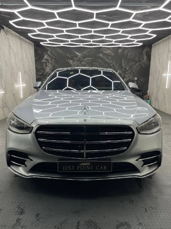 Mercedes-Benz S-класса в боксе Just Point Car под сотовым светодиодным потолком