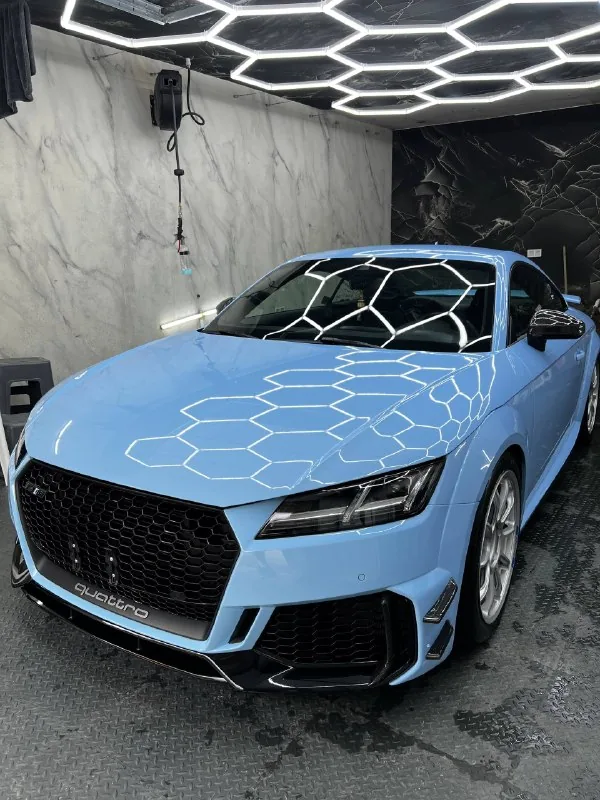 Голубая Audi TT Coupe в боксе Just Point Car при подготовке к выставке