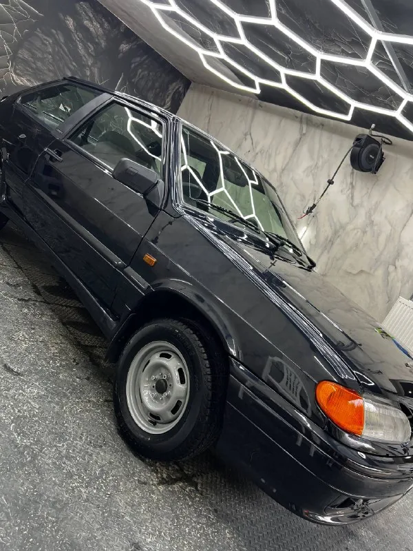 ВАЗ 2113 в боксе Just Point Car после полировки и керамики