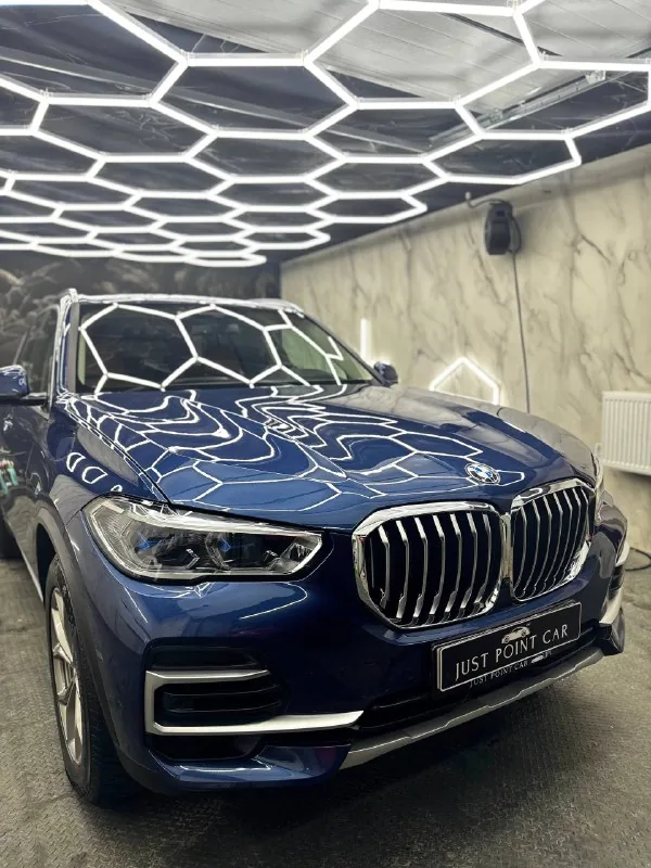 Синий BMW X5 после оклейки зон риска бронеплёнкой