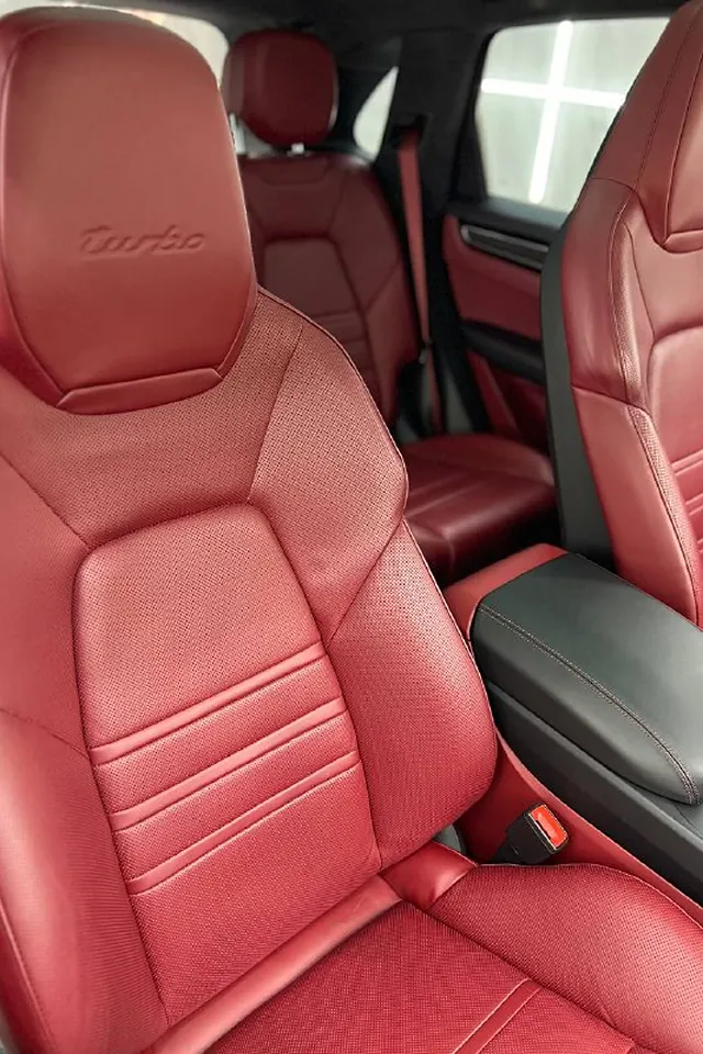 Красное кожаное сиденье Porsche Cayenne после химчистки салона