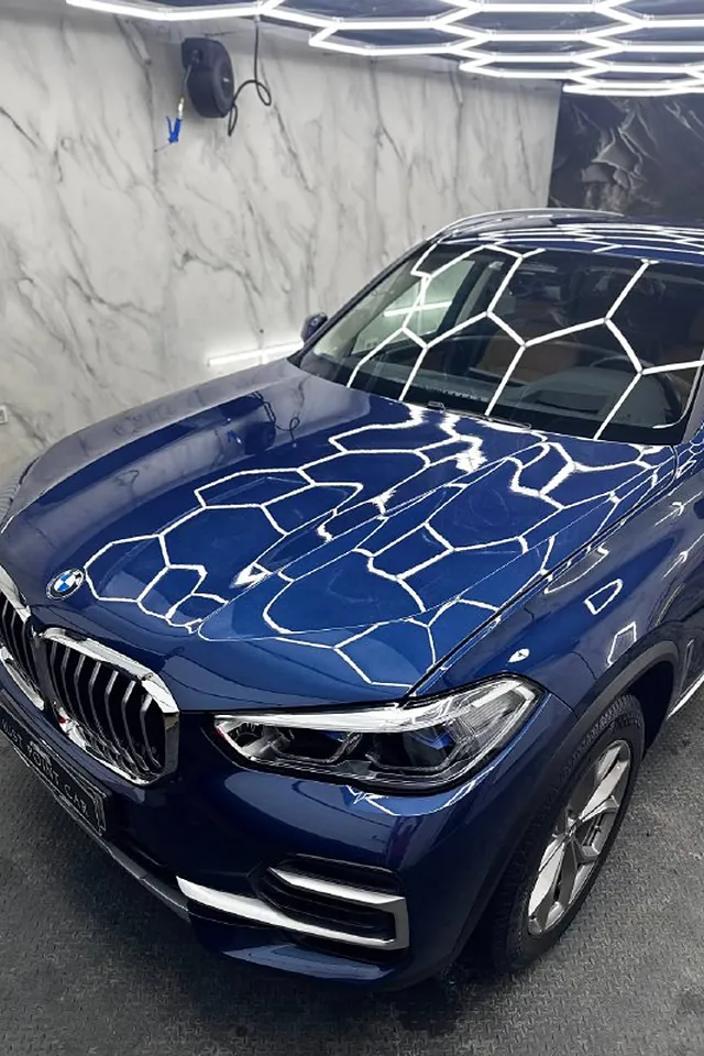 Синий BMW X5 после оклейки зон риска бронеплёнкой Spectroll 210 мкм